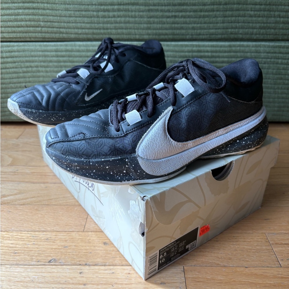 Nike Mens Zoom Freak 5 Black and White Sneakers US8.5